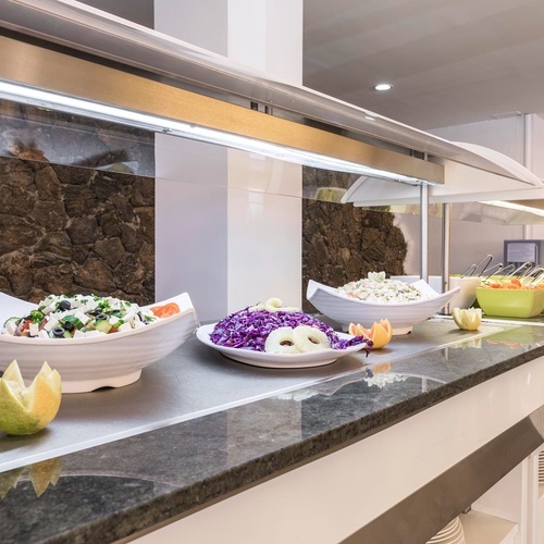 ein Buffettisch mit vielen Tellern mit Essen darauf