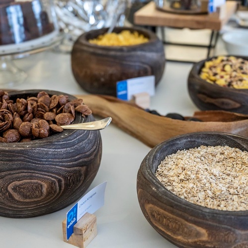 des bols en bois remplis de céréales sont assis sur une table