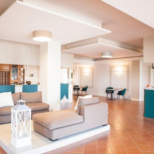 ein Wohnzimmer mit einem Couchtisch und einer Bar