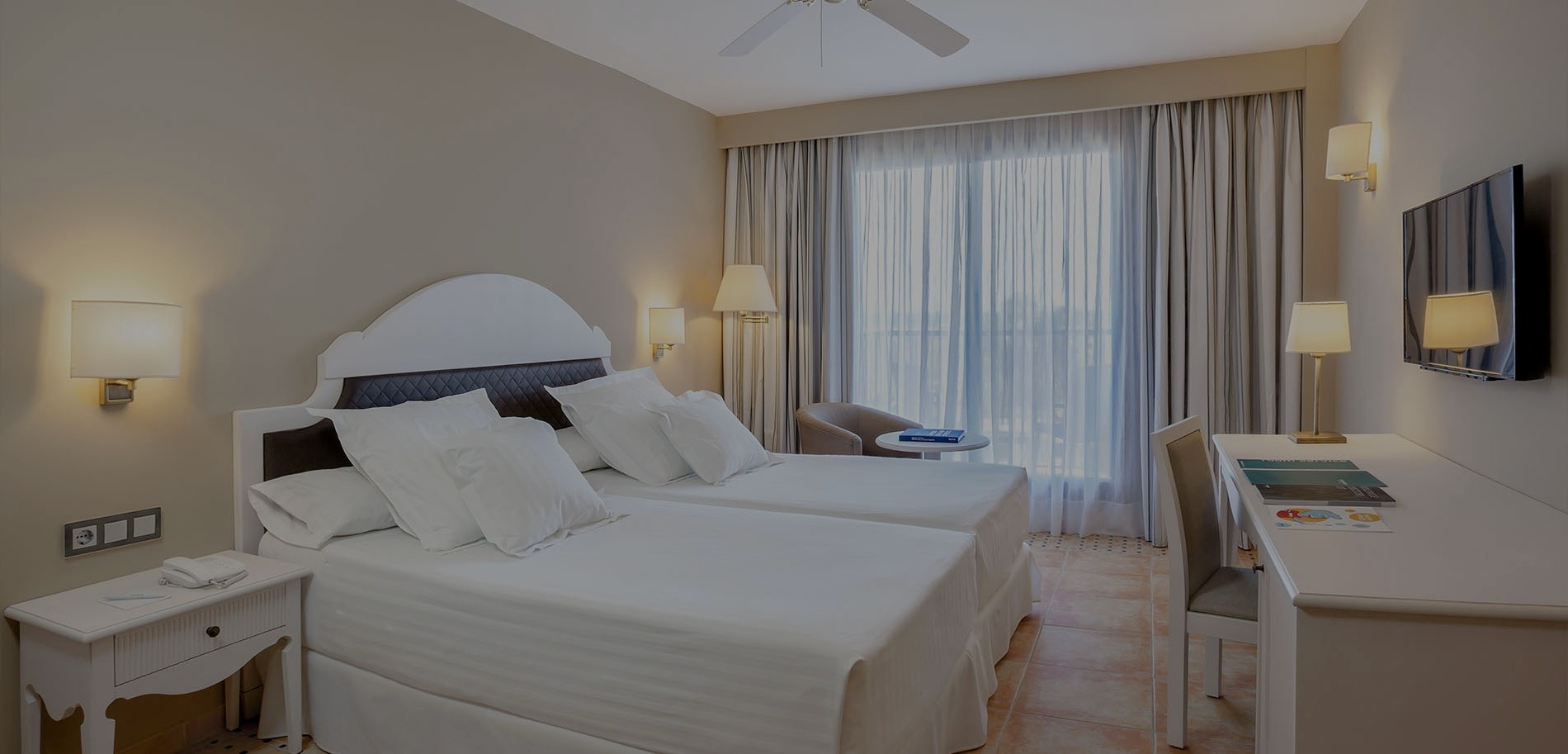 eine Reihe von bunten Gebäuden mit einem blauen Himmel dahinter