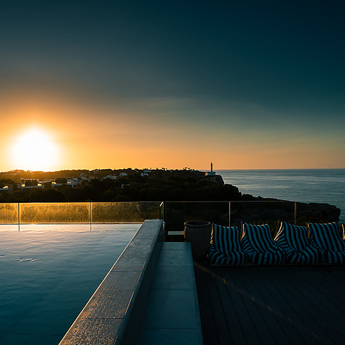 Luxury hotel terrace with infinity pool and sea views, perfect for Smy: Corporativa events.