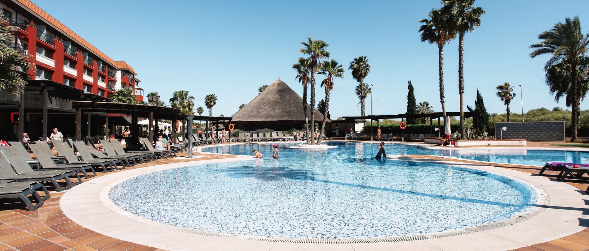 uma varanda com mesas e cadeiras e vasos de plantas