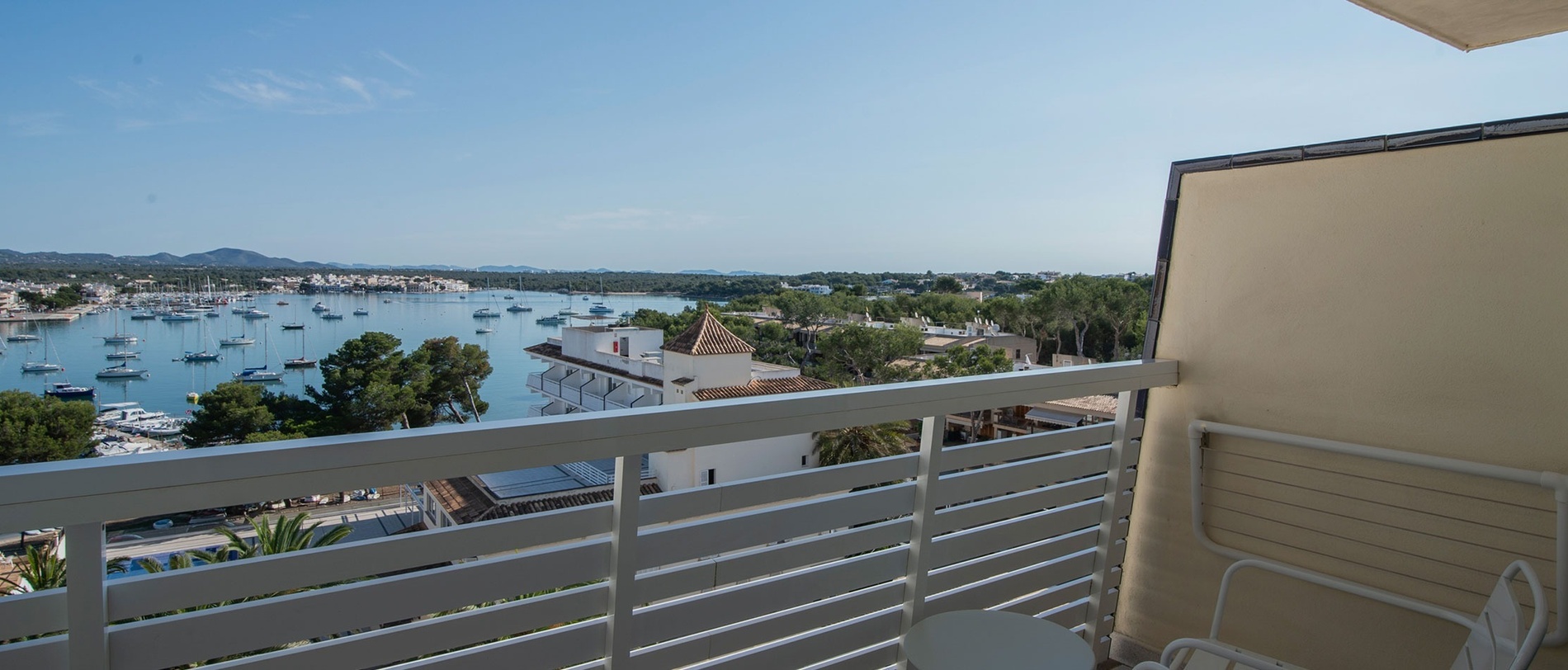 uma varanda com vista para um porto cheio de barcos