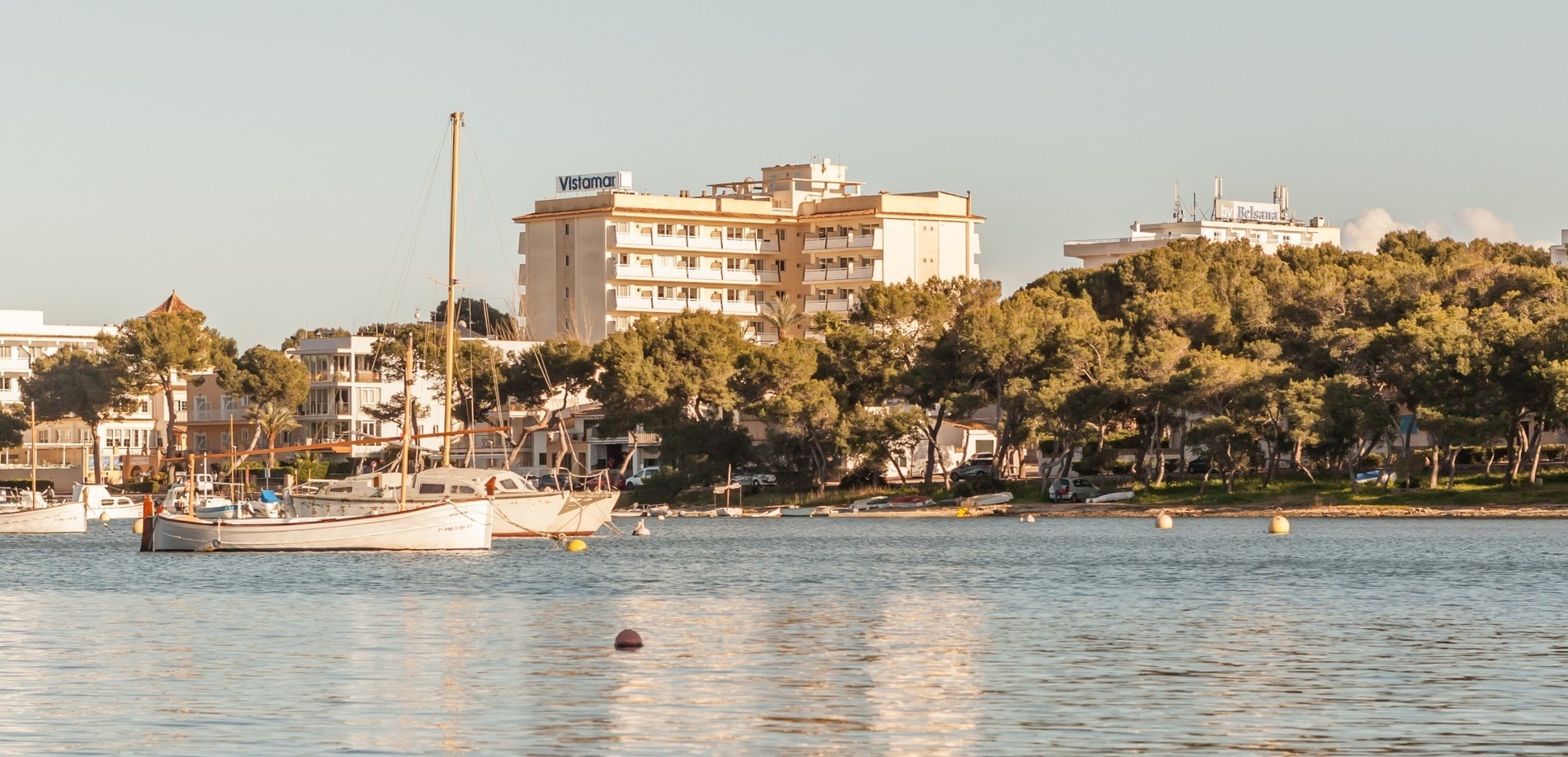 uma vista de um porto com muitos barcos