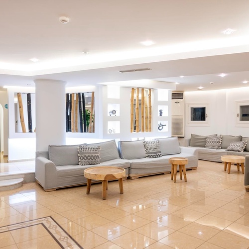 ein Wohnzimmer mit vielen Möbeln und einem Tisch