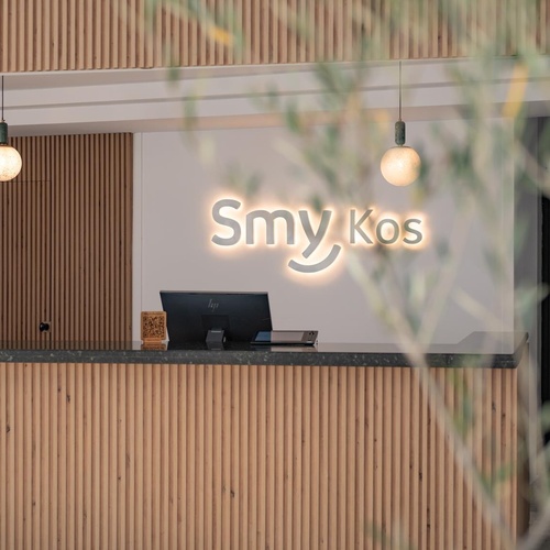 a reception desk with a sign that says smy kos