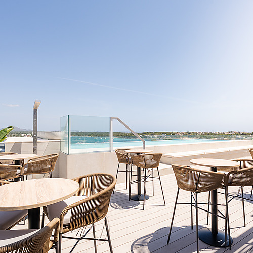 Luxury hotel terrace with infinity pool and sea views, perfect for Smy: Corporativa events.