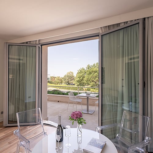 Chambre Smy: Corporativa de luxe avec lit king et fauteuils confortables.