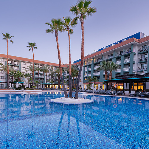 Resort-Pool mit Palmen, Smy: Corporativa ideal für Veranstaltungen.