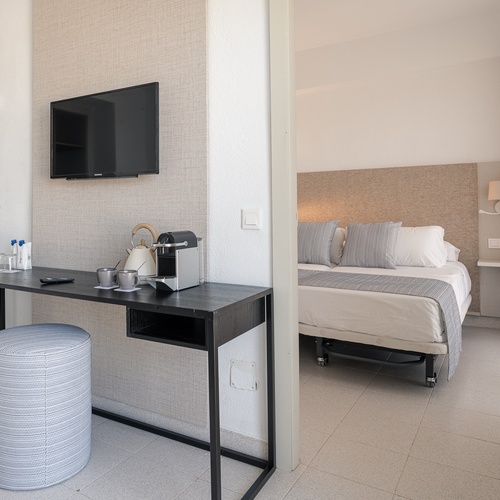 Quarto Smy: Corporativa com TV, minibar e cama confortável.