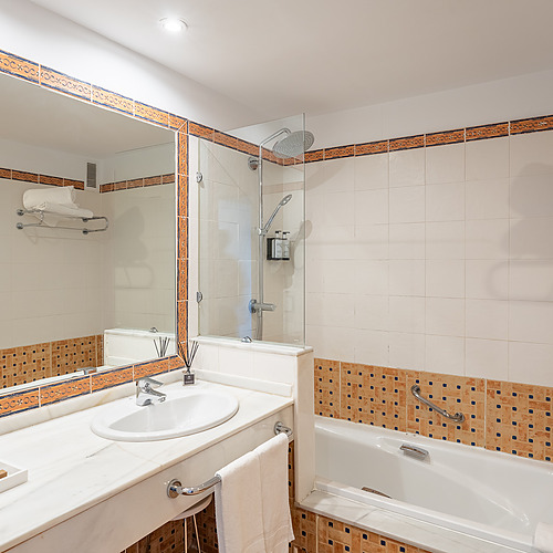 Smy: Corporativa Badezimmer mit Waschbecken, Spiegel, Dusche & Wanne.