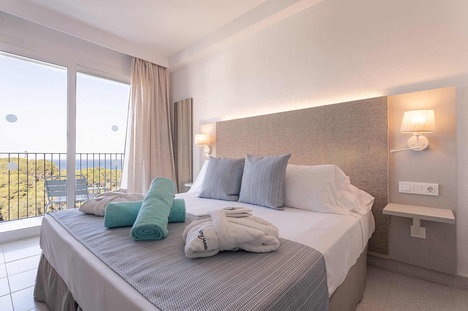 Hotel Smy Portocolom 4*Sup: Beachfront room with sea view, balcony & king bed.