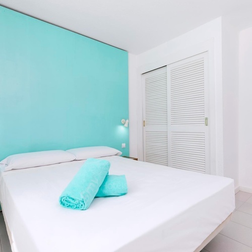 ein Schlafzimmer mit einem Bett und einer blauen Wand