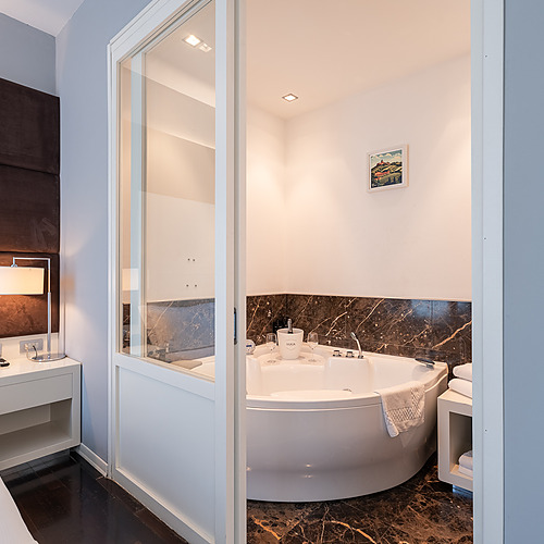 Salle de bain moderne avec douche, porte-serviettes et lavabo. Idéale pour les séjours Smy: Corporativa.
