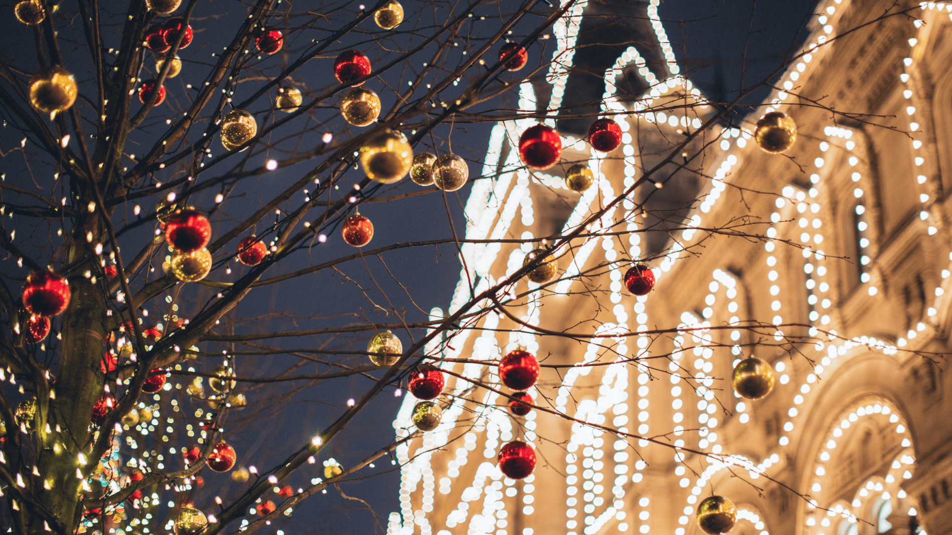 uma árvore decorada com bolas de natal vermelhas e douradas