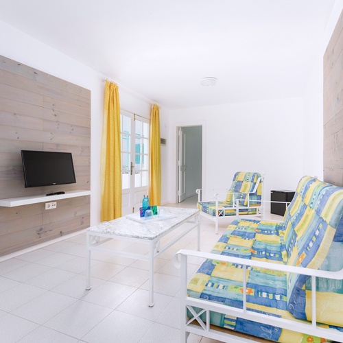 ein Wohnzimmer mit einer Couch und einem Fernseher