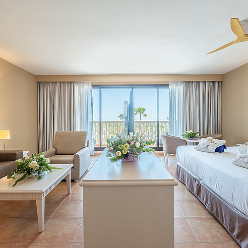 Doppelzimmer mit Balkon und Meerblick. Perfekt für Smy: Corporativa Aufenthalte.
