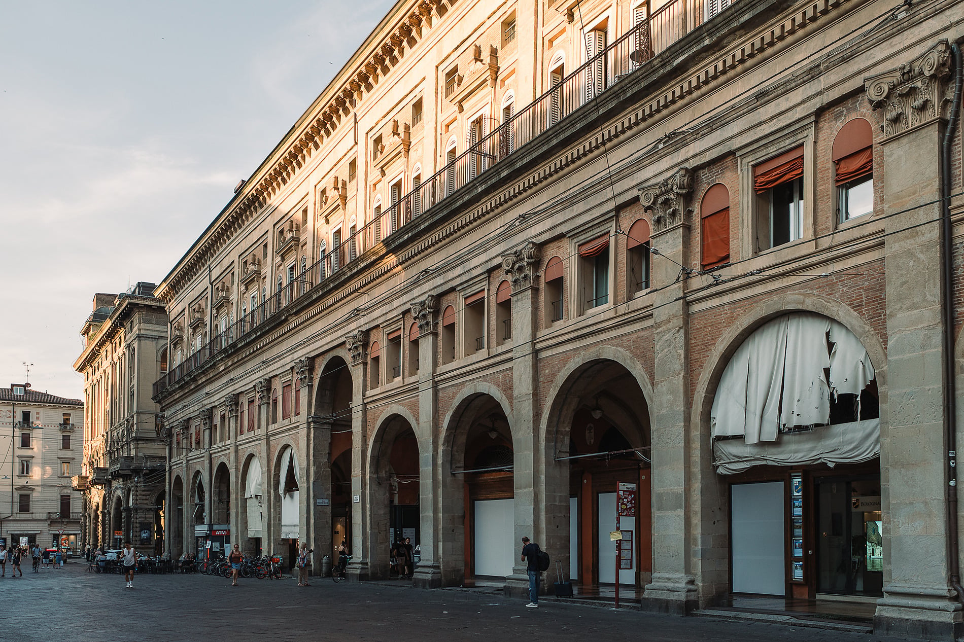 Hotel 4 estrellas Smy Bologna Centrale: vistas de la torre y la arquitectura histórica.