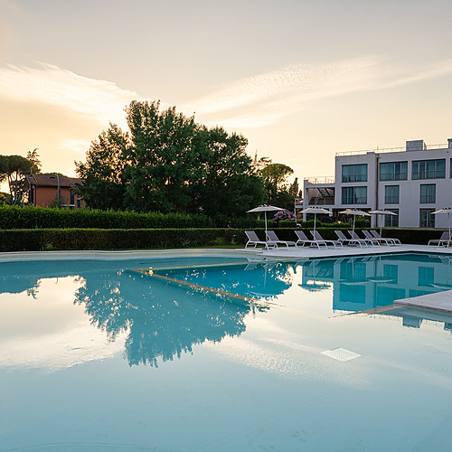 Piscine de l'hôtel au coucher du soleil, avec des chaises longues et une terrasse, idéale pour Smy: Corporativa.