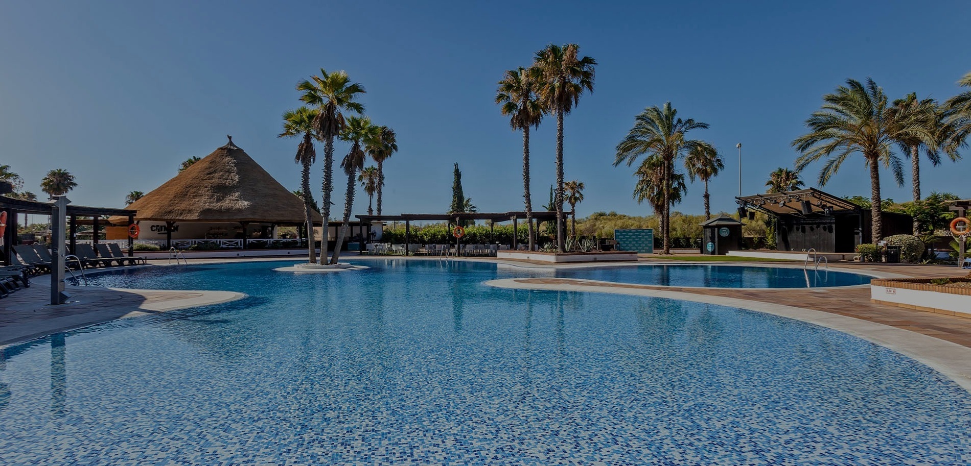 ein Tisch und Stühle auf einer Terrasse neben einem Fenster