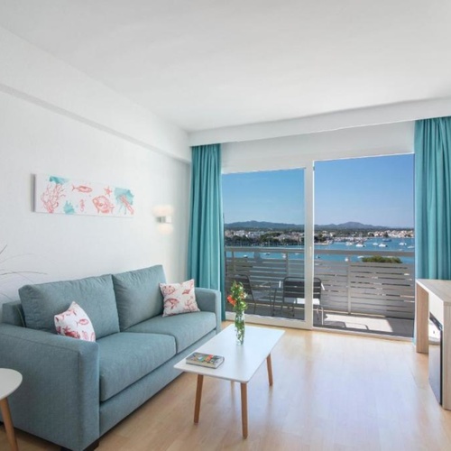 uma sala de estar com um sofá azul e uma mesa branca