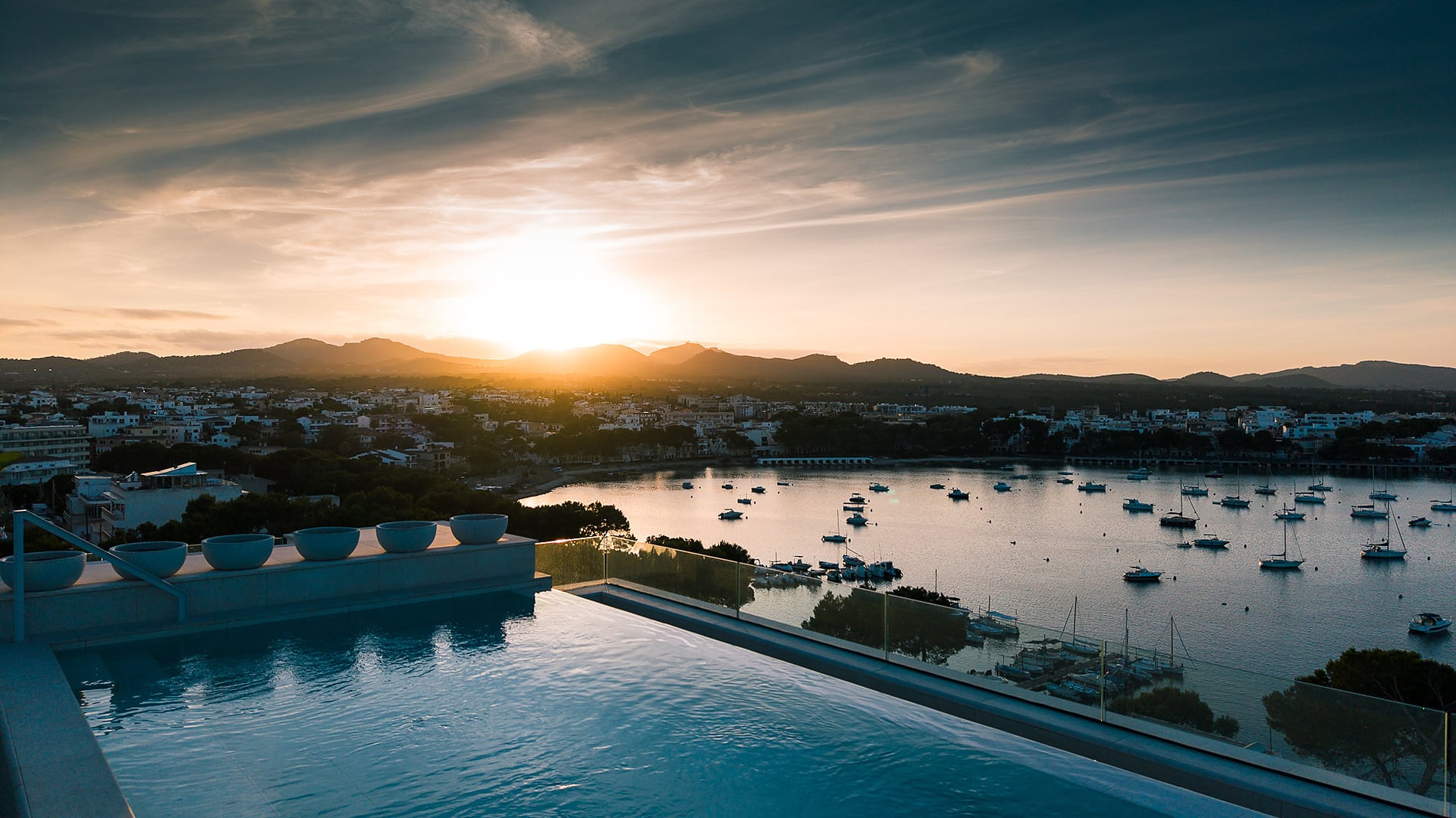 Infinity pool at Hotel Smy Portocolom 4*Sup, Majorca, with yacht harbor views. Official web.
