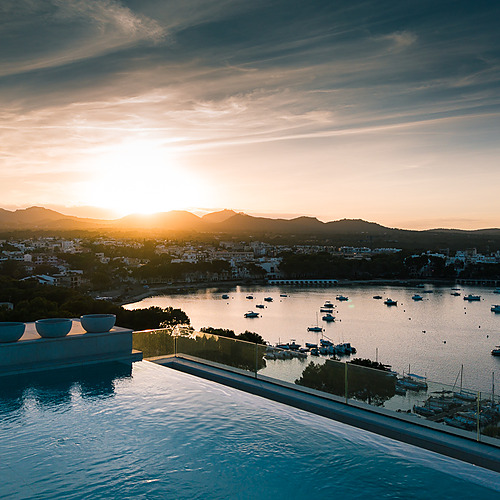 Luxury hotel terrace with infinity pool and sea views, perfect for Smy: Corporativa events.
