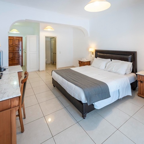 une chambre d' hôtel avec un lit et une télévision