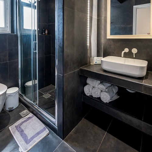 une salle de bain avec une toilette et un lavabo