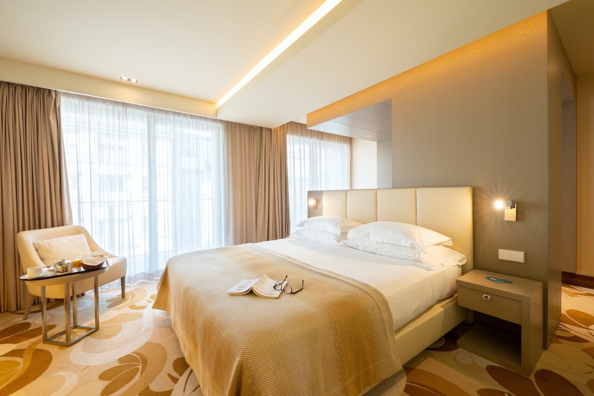 una camera d' albergo con due letti e una sedia