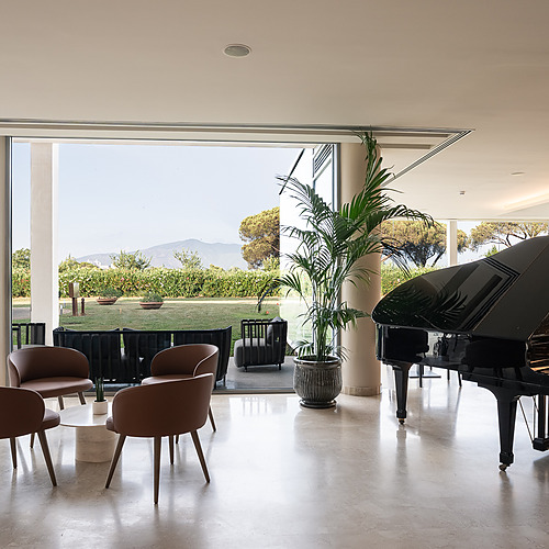 Salon de piano @Smy: Corporativa avec vue sur jardin et piscine, ambiance luxueuse.