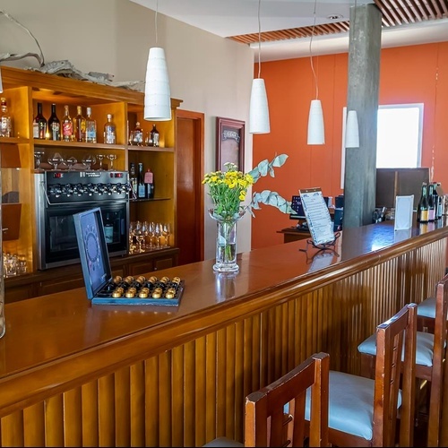 un soggiorno con camino e sedie e un tavolo