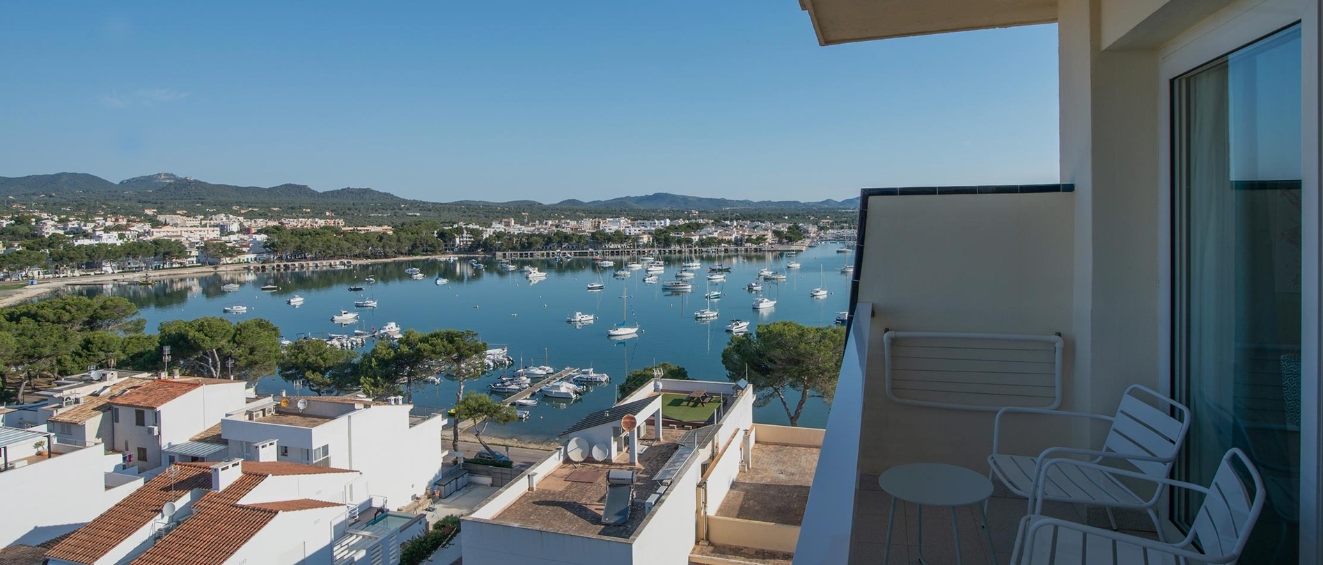 ein Balkon mit Blick auf einen Hafen mit vielen Booten