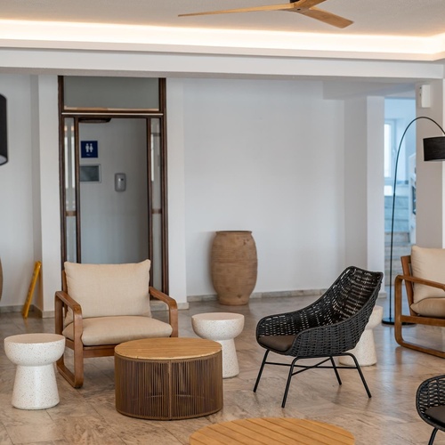 a room with a ceiling fan and a sign that says ' elevator ' on it