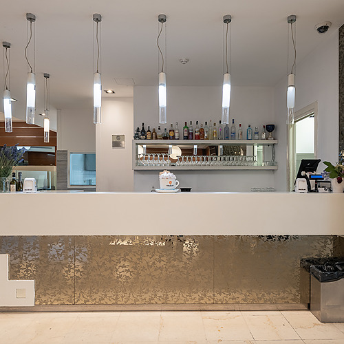 Salle à manger d'hôtel élégante, idéale pour les événements d'entreprise et les réunions.