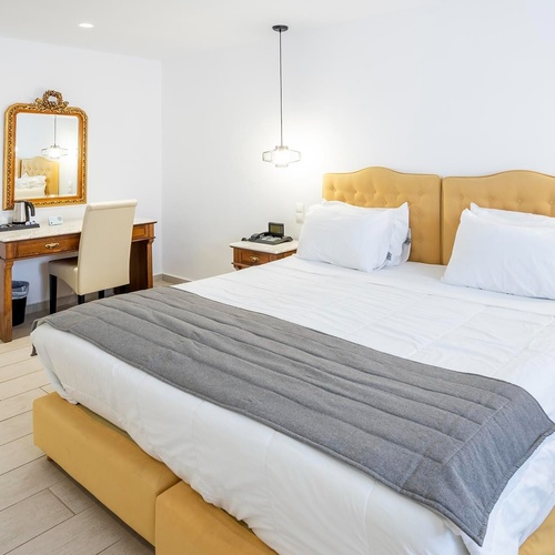 une chambre d' hôtel avec un lit et un miroir