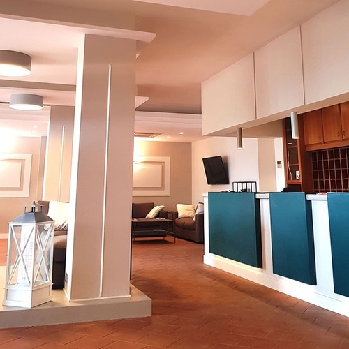 ein Wohnzimmer mit einem Couchtisch und einem Fernseher