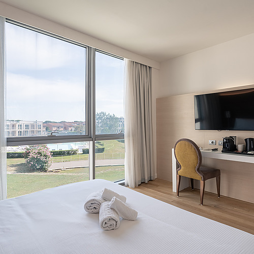 Suite Smy: Corporativa avec kitchenette, coin repas et salon.