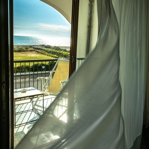 ein Blick auf den Ozean aus einem Hotelzimmer