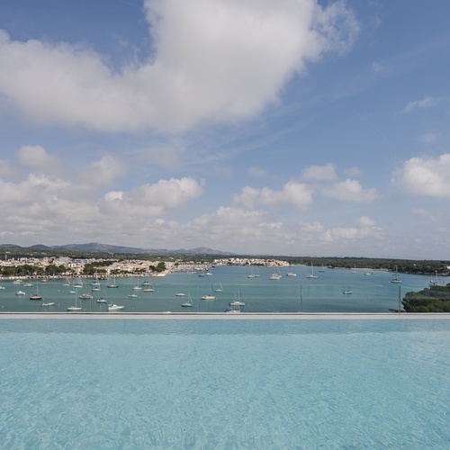 Piscina infinita com vista para o mar e Smy: Corporativa. Perfeita para eventos.