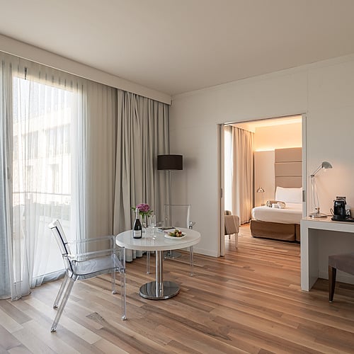 Salon confortable avec table de petit-déjeuner et canapé en cuir, idéal pour les séjours Smy: Corporativa.