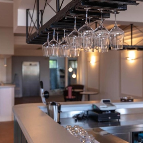 Weingläser hängen über einer Bar in einem Restaurant