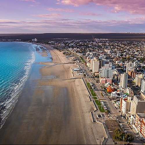 Vista panorámica de la costa con Sede Corporativa Smy: camino, mar y vegetación.