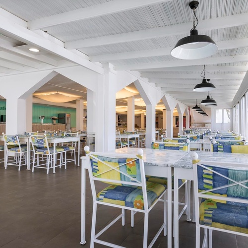 ein Restaurant mit vielen Tischen und Stühlen und einem Schild , das sagt ' a del mar '