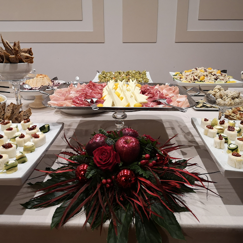 ein Buffettisch mit verschiedenen Speisen und einem Blumenstrauß