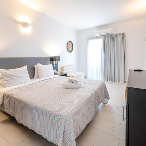 ein Hotelzimmer mit einem Bett und einem Fernseher