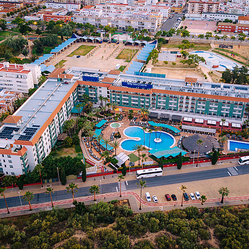 Strandhütte und Rettungsschwimmerturm mit blauen Streifen, Smy: Corporativa.