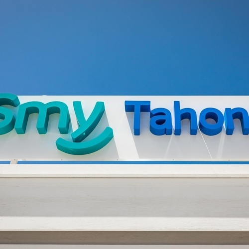 ein weißes Schild mit den Worten smv tahona darauf