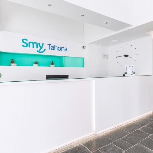 ein weißer Schreibtisch mit dem Logo smy tahona darauf