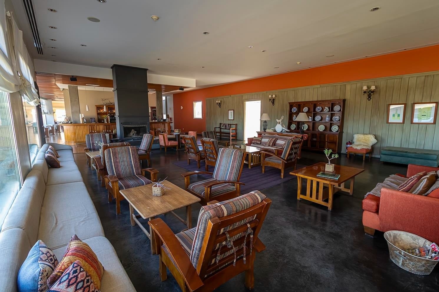 uma cama com cortinas brancas está ao lado de uma piscina